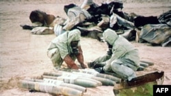 BMT ekspertləri İraqda iprit qazını məhv edir, 1992-ci il