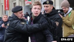 Jurnalistul Roman Protasevici, pe când era arestat în timpul unei manifestații la Minsk, 26 martie 2017.