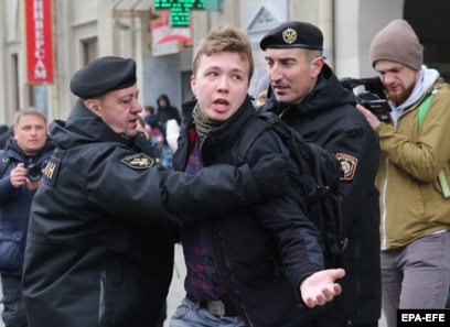 Policia duke arrestuar gazetarin, Roman Protasevich. Minsk, 26 mars, 2017.