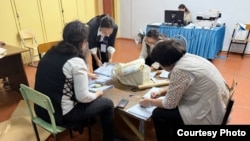 Подсчет голосов на референдуме по новой Конституции в избирательном участке №232 в Алматы. 15 марта 2026 года. Фото Наны Иксановой