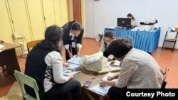 Подсчет голосов на референдуме по новой Конституции в избирательном участке №232 в Алматы. 15 марта 2026 года. Фото Наны Иксановой