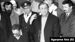 Ion Iliescu, într-una dintre aparițiile sale televizate din timpul Revoluției Române. Fostul membru al partidului comunist avea să devină președinte al României în două rânduri. 