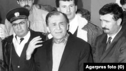 22 decembrie 1989, studioul 4 al Televiziunii Române. În centrul fotografiei și al evenimentelor din acea zi – Ion Iliescu.