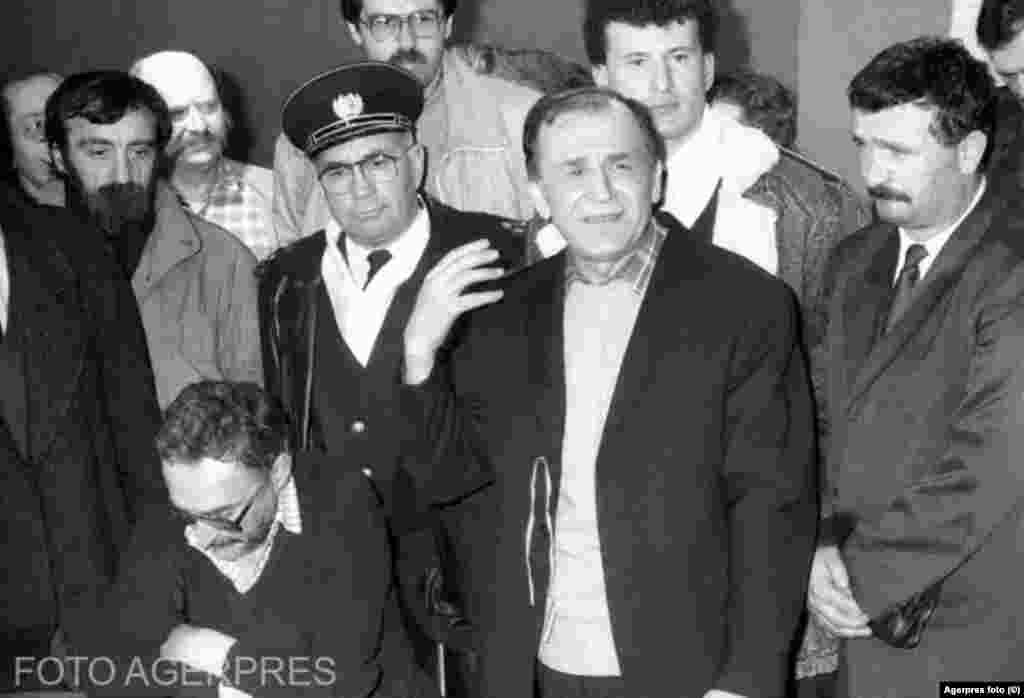 București, 22 decembrie 1989. Ex-oficialul comunist, Ion Iliescu, se adresează națiunii în direct, din studioul 4 al televiziunii publice, la miezul zilei, după fuga lui Nicolae Ceaușescu. Într-un limbaj tip perestroika, el spune că &bdquo;acest om fără inimă și fără creier&rdquo; &bdquo;a întinat numai idealurile socialismului&rdquo;. Sunt primele semne de întrebare asupra direcției pe care viitorul președinte al FSN o dorea pentru România.&nbsp;