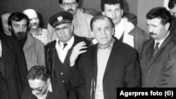 Considerat de unii istorici artizanul Revoluției din Decembrie 1989, Ion Iliescu ar putea rămâne fără certificat de revoluționar