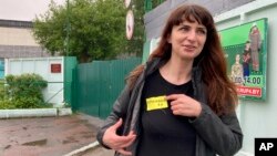 Katsyaryna Barysevich shows her prison label to colleagues upon her release from the prison in Komarovka on May 19.