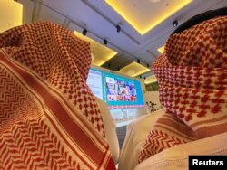 Сауд падышасы Салман бин Абдел Азиз 21-ноябрда "Чоң Жыйырмалыктын" 15-жылдык саммитин виртуалдык куттук сөзү менен ачып жаткан учурду журналисттер экрандан көрүүдө. Эр-Рияд, 2020-жылдын 21-ноябры.