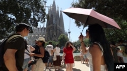 Vizitând La Sagrada Familia din Barcelona, pe 7 iulie 2026, la peste 40 de grade. 
