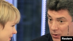 Opposition leader Boris Nemtsov (right) talks with environmental activist Yevgenia Chirikova on Dozhd TV on December 20.