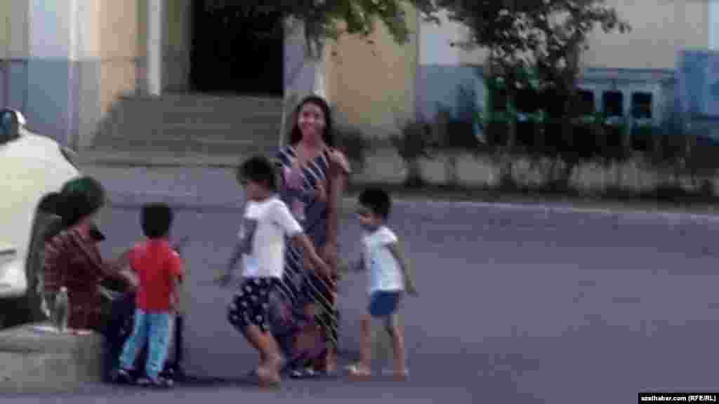 Daşarda oýnaýan çagalar. Aşgabat
