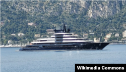 Яхта Luminance, яка має довжину 145 метрів і яка, за повідомленнями преси, належить Рінату Ахметову