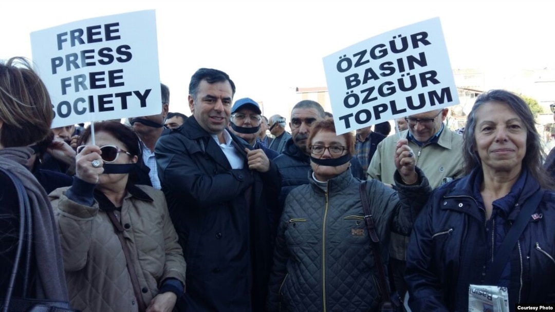 Жыныс мүшесіне таяқша салынған Медицина қызметкерлерінің экспозициясы