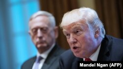 James Mattis (arxa planda) və prezident Trump