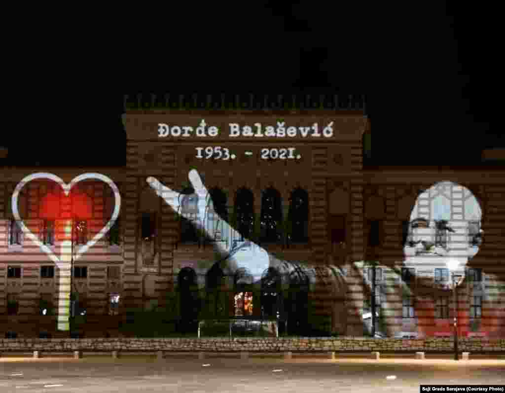 Lik jugoslovenskog kantautora Đorđa Balaševića projektovan na sarajevskoj VIjećnici nakon što je saopšteno da je preminuo. Širom bivše zemlje iskazano je poštovanje umetniku preminulom u 67 godini života, od posledica izazvanih infekcijom korona virusom.&nbsp;