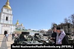 Блаженнійший Митрополит Київський і всієї України Епіфаній на площі перед Свято-Михайлівським Золотоверхим монастирем благословив дев’ять спеціальних багі-автомобілів для українських військових. Київ, 14 квітня 2026 року