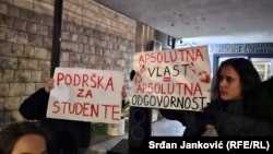 Podrška protestima studenata u Srbiji od kolega ispred Pravnog fakulteta u Podgorici