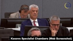 Hashim Thaçi (në mes), në sallën e gjyqit.
