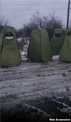Група російських військових у індивідуальних укриттях, схожих на туристичні намети