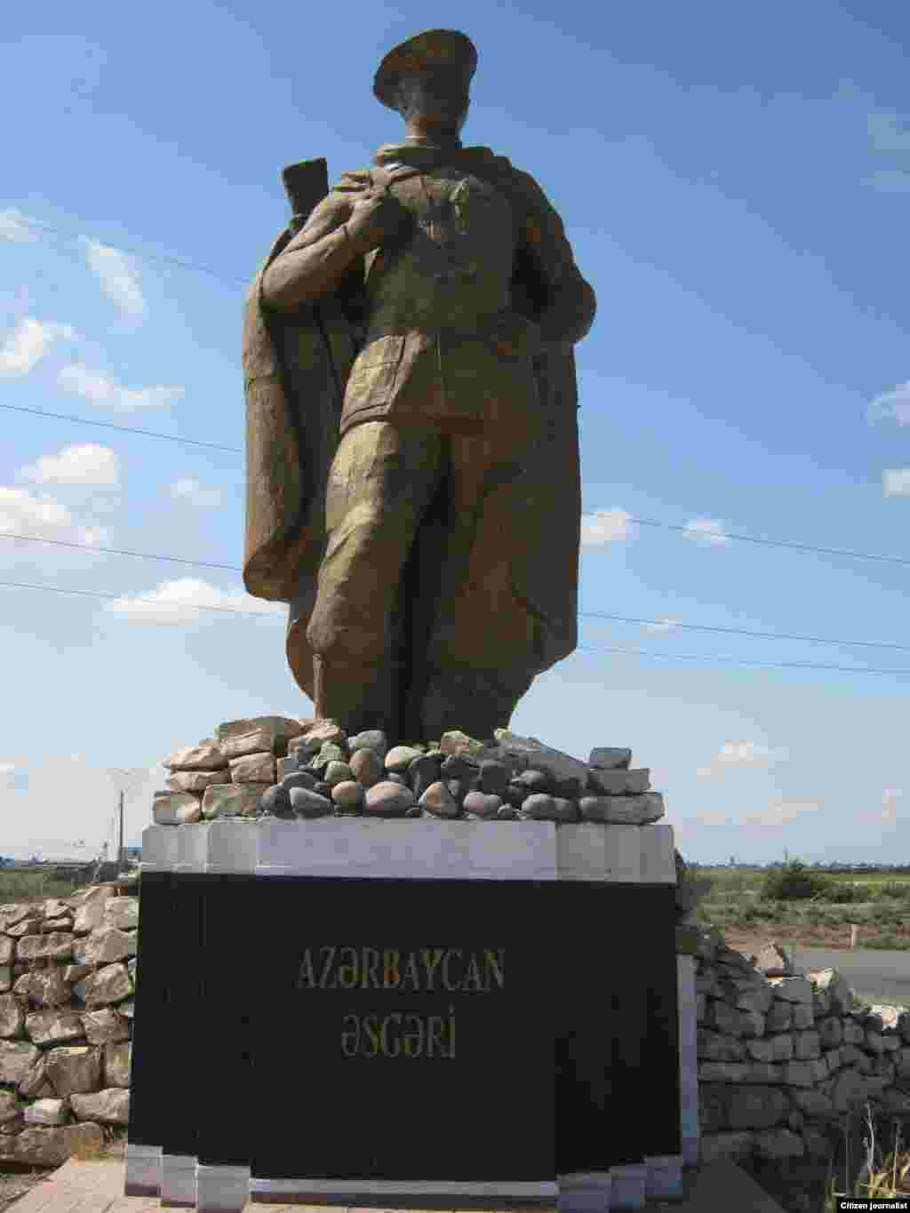 Beyləqanın girişində Gəray Əsədovun heykəli dəyişdirilib "Azərbaycan əsgəri" olub - V&uuml;sal g&ouml;ndərib.&nbsp;