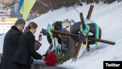 Ukraine - Petro Poroshenko and is wife lay flowers at the grave of Mikhail Zhyzneuski, 20Jan2016