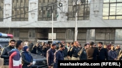 په کراچۍ کې پولیس د خبریالانو له مرکز سره نېږدې ولاړ دي او لارې یې تړلې دي - د جنورۍ ۲۶مې انځور.