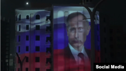 Портрет Владимира Путина на строящемся доме в Грозном. Иллюстративная фотография