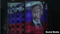 Портрет Владимира Путина, показанный на строящемся доме в районе Путина в Грозном. Фото: телеграм-канал главы Чечни Рамзана Кадырова