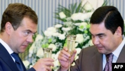 Turkmen President Gurbanguly Berdymukhammedov (right) raises a glass with Russian President Dmitry Medvedev during their meeting in Turkmenbashi.