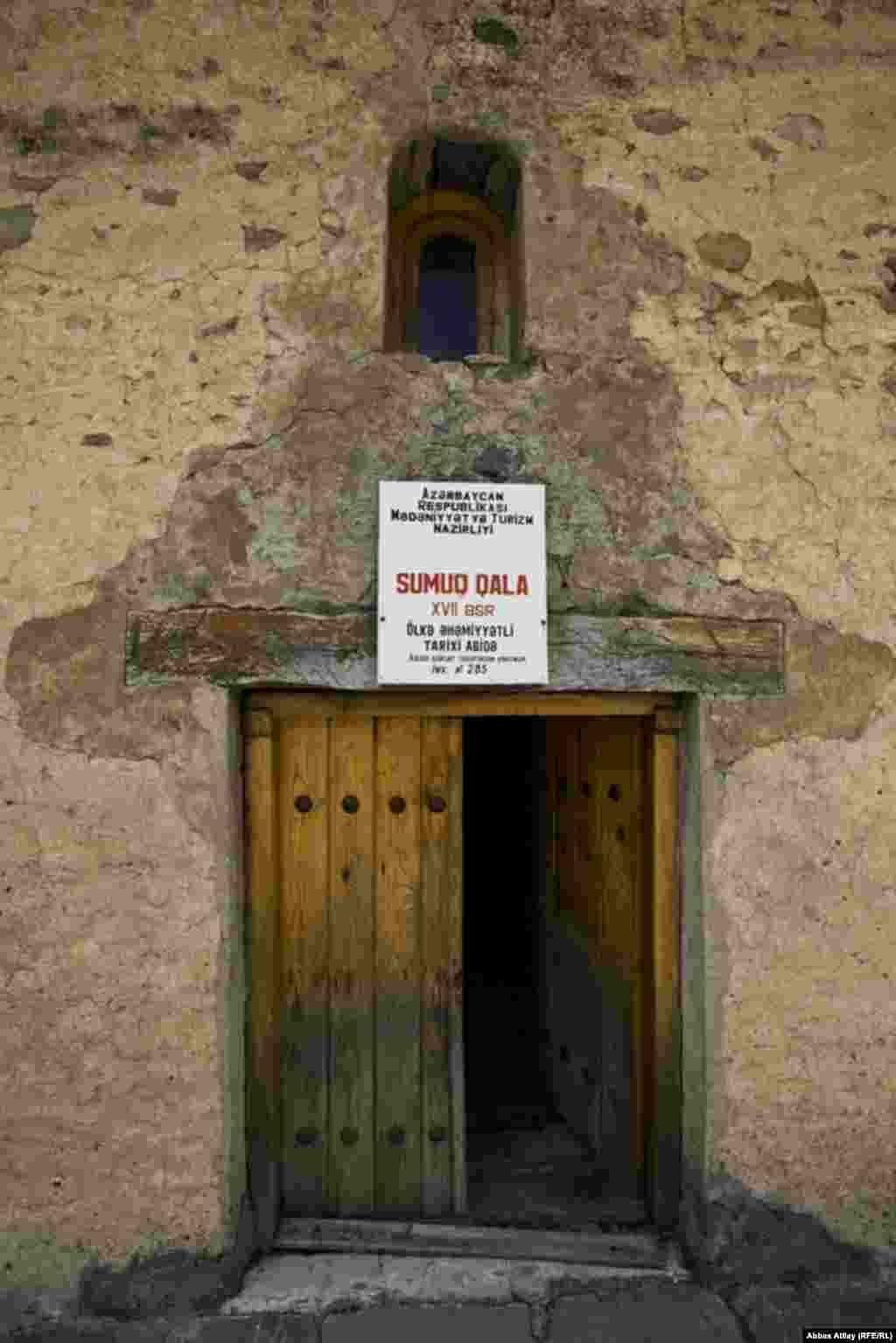 Qüllənin inşasında çay daşından, əhəng məhlulundan və bişmiş kərpicdən istifadə olunub.