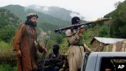 Pripadnici pakistanskih talibana patroliraju u regiji Južni Vaziristan u augustu 2011. godine.
