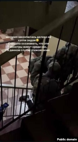 Лестничная клетка дома, где военный задушил мать двоих детей