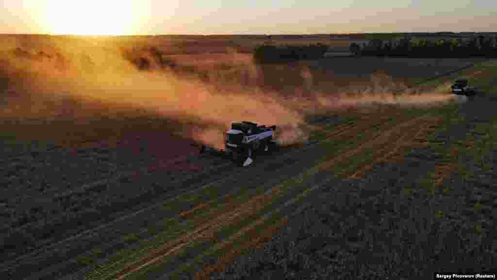 Wheat is harvested in a field near the village of Nedvigovka in Russia&#39;s Rostov region.&nbsp;