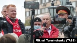 Депутаты от КПРФ Валерий Рашкин (с микрофоном) и Денис Парфенов (слева) в числе новых лидеров протеста