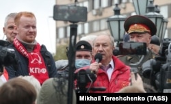 Валерий Рашкин (второй справа) на несанкционированной акции КПРФ по итогам выборов в Госдуму на Пушкинской площади