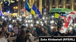 გამოძიების მოთხოვნის პარალელურად, უწყვეტი პროტესტის მოთხოვნებად რჩება ახალი არჩევნების დანიშვნა და პოლიტპატიმრად მიჩნეული ასზე მეტი ადამიანის გათავისუფლება.