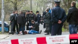 Паліцыя аглядае цела Алеся Бузіны пасля таго, як ён быў застрэлены ў Кіеве, 16 красавіка 2015 году
