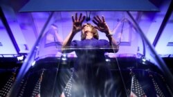 Лідер демократів у Палаті представників Нансі Пелосі святкує ввечері 6 листопада здобутки своєї партії