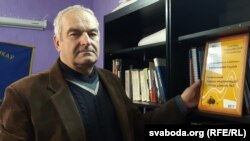 Прадстаўнік БХК у Воршы Васіль Берасьнеў з дыплёмам Асамблеі НДА