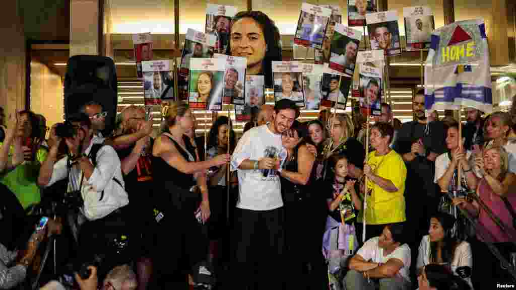 Korábbi túszok is jelen voltak az eseményen: itt Omer Shem Tov és Amit Soussana ölelkeznek az ünneplő emberek között