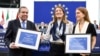 Venesuelalı Edmundo Qonsales, Avropa Parlamentinin sədri Roberta Metsola və venesuelalı siyasətçi Mariya Korina Maçadonun qızı Ana Korina Sosa Saxarov mükafatının təqdimatından sonra Strasburqda foto çəkdirirlər.