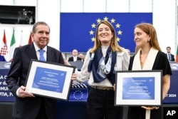 Shefja e PE-së duke ndarë Çmimin Sakharov për vitin 2024.