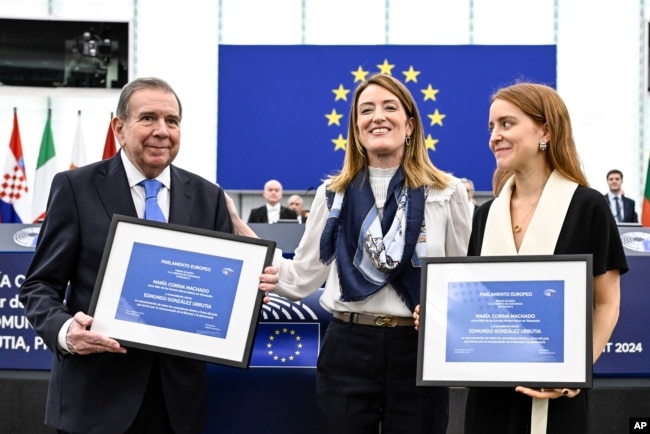 Shefja e PE-së duke ndarë Çmimin Sakharov për vitin 2024.