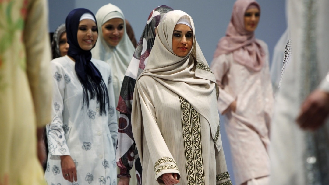 Шалбар киген жетілген әйел берді