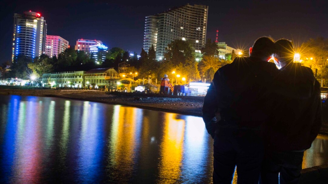 Erim uning eshagiga kiradi Televizorda hujjatli porno