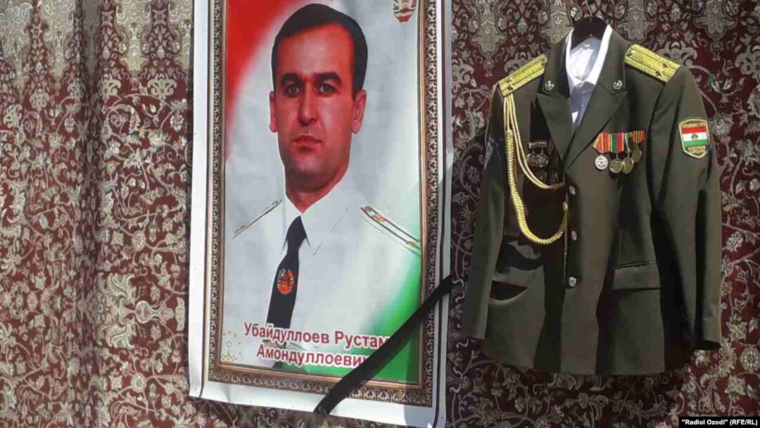 Чек арадагы чырдан каза болгон тажик аскер кызматкери Рустам Убайдуллоев.