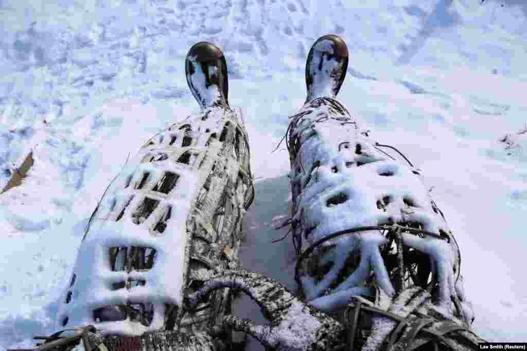 Засніжені черевики на скульптурі Плетеної людини після снігопаду, Дарем, Велика Британія, 10 лютого 2021 року