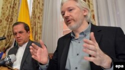 Julian Assange Ekvadorun xarici işlər naziri Ricardo Patino (solda) ilə birgə mətbuat konfransında, London, 18 avqust, 2014