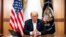 Прэзыдэнт ЗША Дональд Трамп у канфэрэнц-залі вайсковага шпіталя падчас сэансу сувязі са сваімі найбліжэйшымі супрацоўнікамі, 4 кастрычніка 2020 году