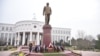 Памятник первому президенту Узбекистана Исламу Каримову. 