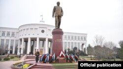 Özbegistanyň ilkinji prezidenti Islam Kerimowyň ýadygärligi.